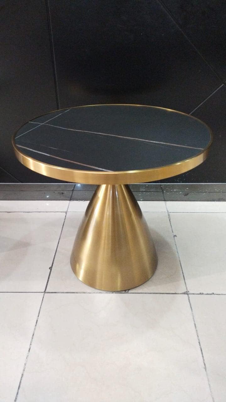 Olmecs round tea table/cofee table (black/gold)