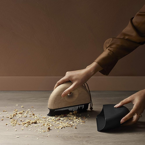 Eva Solo | Sweep Dustpan and Brush Set | Dustpan with Oak Handle